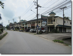 una de las calles de Khao Lak